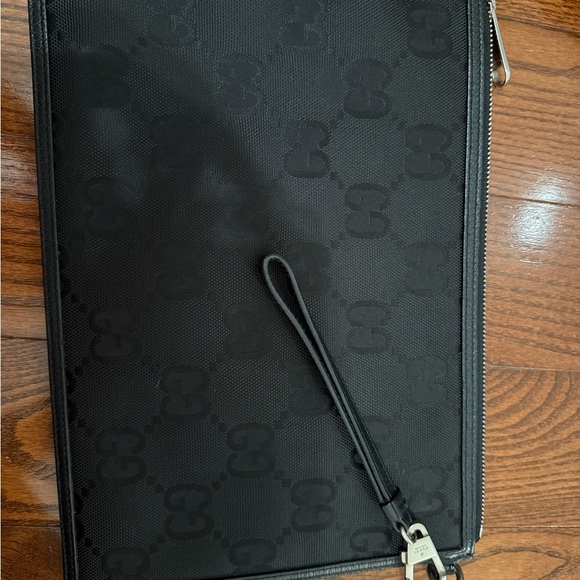 Gucci Black Pouch with Gold Emblem - Picture 4 of 7